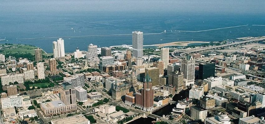 Frontier Airlines Office in Milwaukee