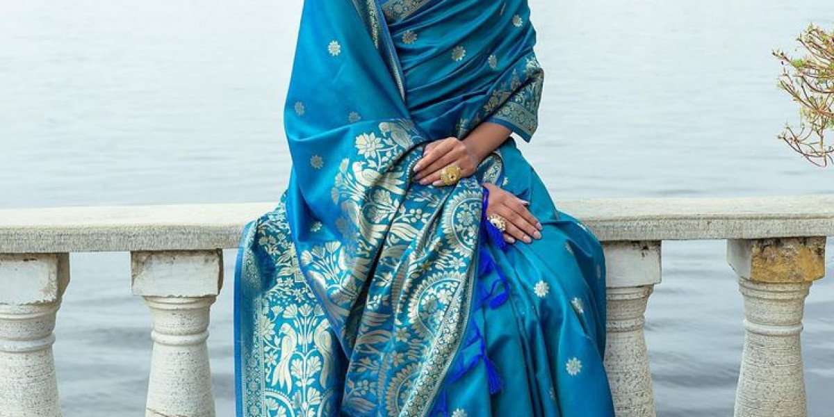 Zari Border Saree: Timeless Elegance and Grace